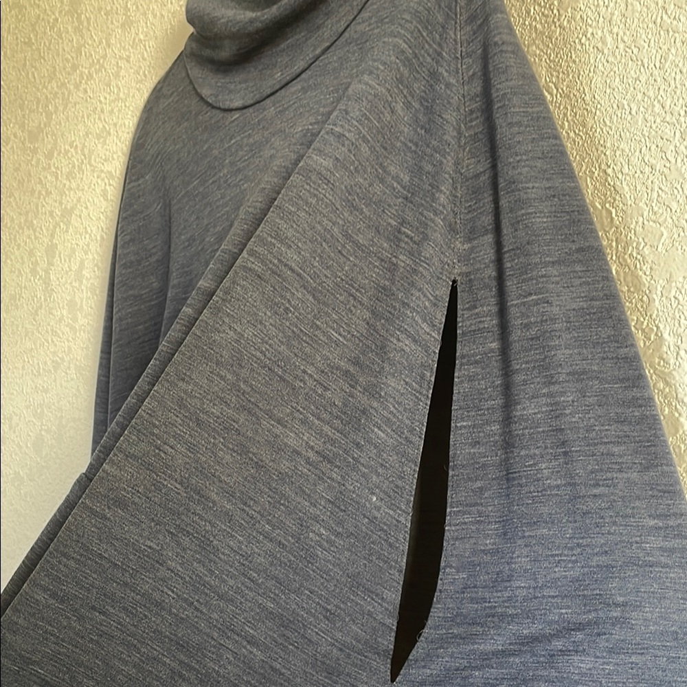 100% Merino Wool Poncho from Icebreaker - Picture 4 of 6